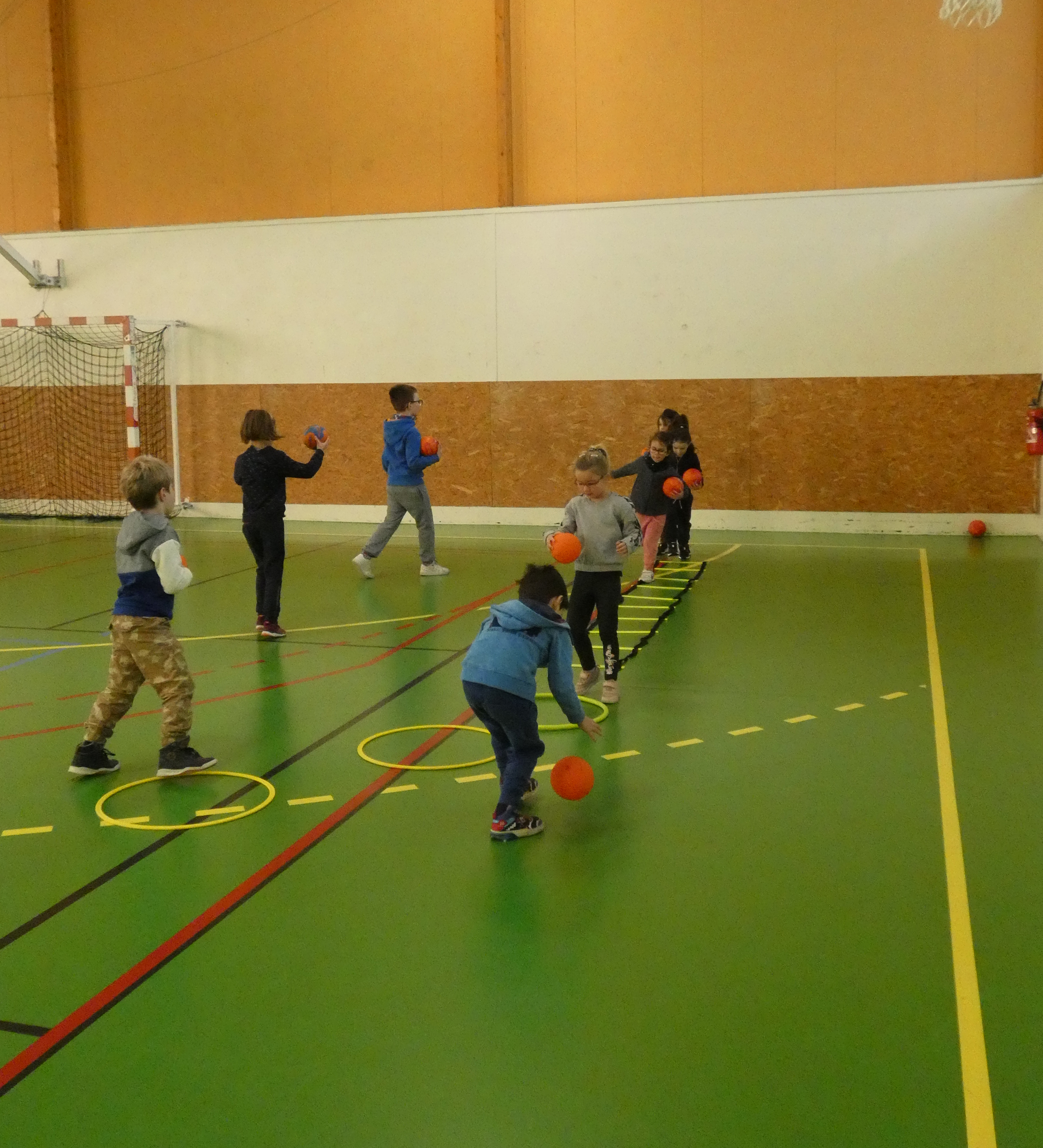 Enfants jouant au Handball